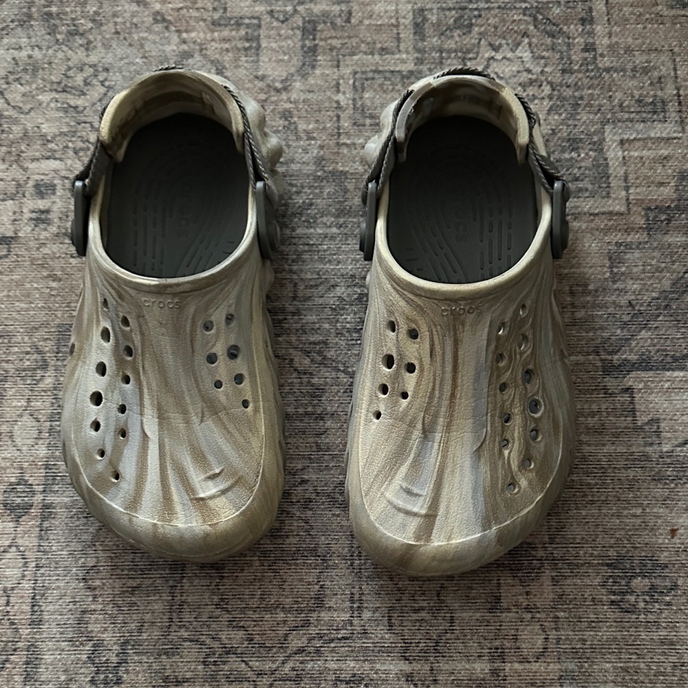 CROCS junior Kids Echo - Tan and Cream marble